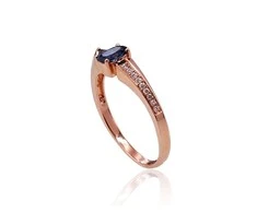 Auksinis žiedas su brangakmeniais. Metalas: Raudonas Auksas. Praba: 585°. Akmuo: Briliantai , Safyras - 18 - 2.88 g. - Briliantai (0,089Ct), Safyras (0,68Ct)