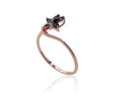 Auksinis žiedas su brangakmeniais. Metalas: Raudonas Auksas. Praba: 585°. Akmuo: Briliantai , Safyras - 16.5 - 1.18 g. - Briliantai (0,14Ct), Safyras (0,41Ct)