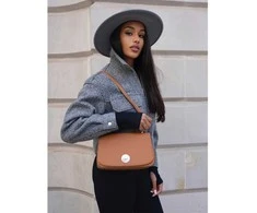 Moteriška karamelinės spalvos „David Jones“ crossbody rankinė su sidabro spalvos furnitūra