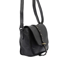Moteriška natūralios odos juoda crossbody rankinė su dekoratyvia rankena VS 002