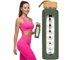 Peterson motyvacinė stiklinė vandens gertuvė su valandų žymomis, silikoniniu dėklu, 960 ml, žalia