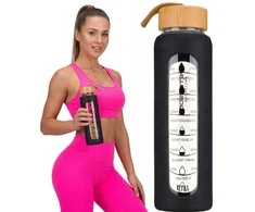 Peterson motyvacinė stiklinė vandens gertuvė su silikoniniu dėklu, juoda, 960 ml