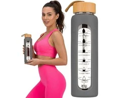 Peterson motyvacinė stiklinė vandens gertuvė su matavimo skale, pilku silikoniniu dėklu, 960 ml