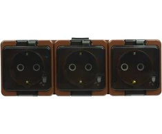 Gniazdo Lizdas Trigubas lizdas 3x 2P+Z SCHUKO atsparus purslams su dūmų sklende IP44, SMART, rudas