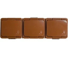 Gniazdo Lizdas Trigubas lizdas 3x 2P+Z SCHUKO atsparus vandeniui su atvartu, IP44, SMART, rudas