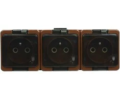 Gniazdo Lizdas Trigubas lizdas 3x2P+Z atsparus vandeniui su dūmų sklende IP44, SMART, rudas