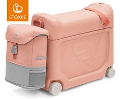 Stokke JetKids - komplektas kelioninis BedBox + Crew Backpack | Coral Rožinė