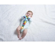 Tiny Love žaislas pakabinamas su varpeliu kiškis