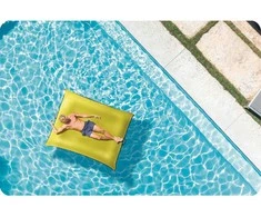 Intex Pripučiamas plaukiojimo gultas, „Luxe Lounge“ stiliaus, patvarus PVC plūduras, 198 x 157 cm baseino gultas, pripučiamas vandens čiužinys