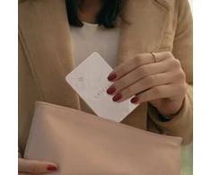 „Satechi FindAll?“ piniginės kortelė su „Apple Find My“ – dykumos rožinė