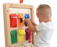 Medinė manipuliacinė sieninė lentelė MASTERKIDZ spalvotos kišenėlė