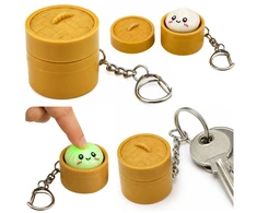 Lean Toys Raktų pakabukas su šviečiančiu koldūnu ir atverčiamu dangteliu, 3,5 × 3,5 cm