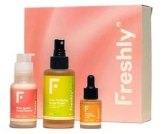 Freshly Cosmetics Freshly Vitamin C Essential Routine veido priežiūros rinkinys (tonikas, 100 ml + prausiklis, 50 ml + serumas, 15 ml)