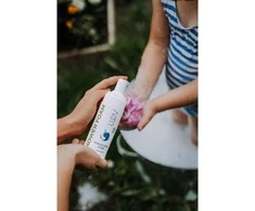 LUUV Kids Natural Pear Shower Foam kriaušių kvapo dušo putos vaikams, 150 ml