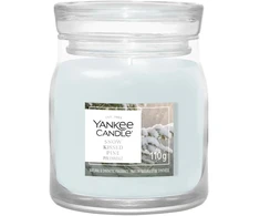 Yankee Candle Snow Kissed Pine Signature Scented Candle kvepianti žvakė, 110 g