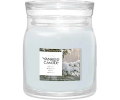 Yankee Candle Snow Kissed Pine Signature Scented Candle kvepianti žvakė, 368 g