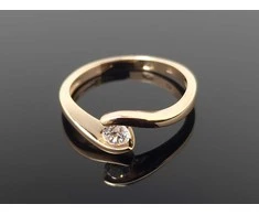 Auksinis žiedas su balta akute
