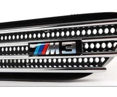 BMW E46 priekinio sparno apdailos grotelių emblema Originali 72127900605