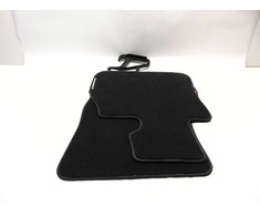 BMW F40 grindų kilimėliai Originalūs 51472468487