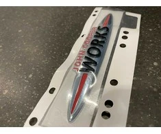BMW MINI JCW išlenkta priekinių grotelių emblema F55/F56/F57 LCI 51115A346F8 Originali