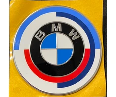 BMW MOTORSPORT 50 METŲ BAGAŽINĖS DANGČIO EMBLEMA 74 MM SKERSMENS 51148087195 ORIGINALI