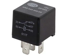 HELLA 933332051 12 V relė, 20/40 A, normaliai atvira, kištukinė, montuojama automobilyje