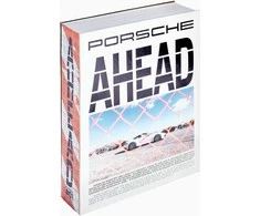 Knyga "PORSCHE AHEAD" prie kavos staliuko