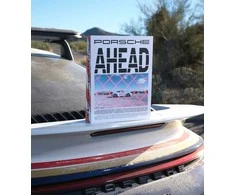 Knyga "PORSCHE AHEAD" prie kavos staliuko