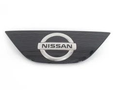 Nissan Rogue Sport Priekinis Emblemos Panel 2017 2018 2019 Originalus 628906MD0A