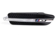 Originalus priekinio sparno apdailos grotelių su emblema dešinėje tinka BMW M3 E90 sedanas 07-2011