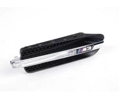 Originalus priekinio sparno apdailos grotelių su emblema dešinėje tinka BMW M3 E90 sedanas 07-2011