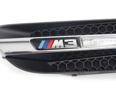 Originalus priekinis sparno apdailos grotelių su emblema kairėje BMW M3 E90 sedanas 2007-2011