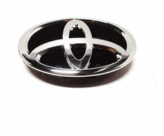 TOYOTA YARIS XP150 priekinės radiatoriaus grotelės emblema originali 7531102140