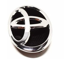 TOYOTA YARIS XP150 priekinės radiatoriaus grotelės emblema originali 7531102140