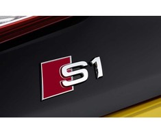 VAG AUDI A1 S1 2015-2018 Galinė bagažinės dalis S1 chromuotas ženkliukas su emblema 8X08537352ZZ originalus