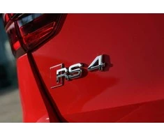 VAG AUDI RS4 (2000-2016) Galinės bagažinės dalies emblema su RS4 ženklu originali 8D98537402ZZ