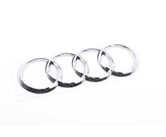 VAG NAUJAS ORIGINALUS AUDI A3 09-13 RS3 11-13 R8 07-16 GALINIS BAGAŽO AUDI EMBLEMA ŽENKLAS CHROMAS