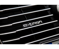 VAG Naujas originalus AUDI A3/S3 (13-17) priekinis bamperis radiatoriaus grotelių "E-TRON" ženklelis OEM
