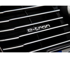 VAG Naujas originalus AUDI A3/S3 (13-17) priekinis bamperis radiatoriaus grotelių "E-TRON" ženklelis OEM