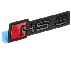 VAG NAUJAS ORIGINALUS AUDI RS3 8Y PRIEKINIS RADIATORIAUS GROTELIŲ EMBLEMA SU UŽRAŠTU BLIZGIA JUODA