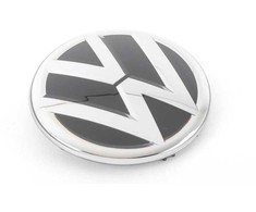 VAG VW CC 358 juoda ryškiai chromuota emblema originali 3D0853601FJZA