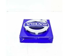 VOLVO XC70 MK2 priekinio bamperio grotelių emblema Originali 31383032