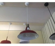 Pakabinamas šviestuvas raudonos spalvos