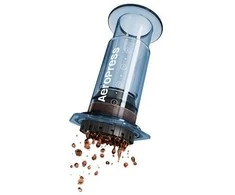 AeroPress – skaidrios mėlynos spalvos kavos virimo aparatas