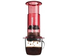 AeroPress – skaidrios raudonos kavos virimo aparatas