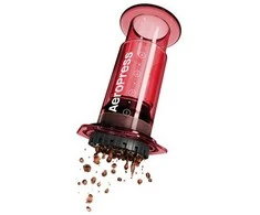 AeroPress – skaidrios raudonos kavos virimo aparatas
