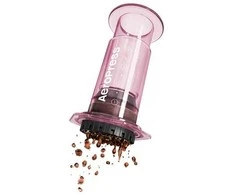 AeroPress – skaidrios rožinės spalvos kavos virimo aparatas