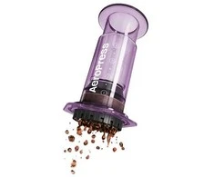 AeroPress – skaidrios violetinės spalvos kavos virimo aparatas