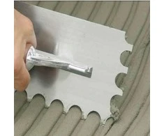 Dantyta glaistyklė, apvaliais dantimis su medine rankena, 9 mm, 28x12cm
