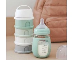 BEABA 4 SKYRIŲ PIENO MILTELIŲ DOZATORIUS IR UŽKANDŽIŲ DĖŽUTĖ, COTTON/SAGE Žalias